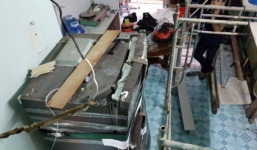 Nổ tủ lạnh, 2 vợ chồng cụ ông bị hất văng vào tường